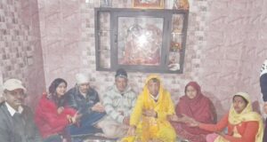 बिल्वेश्वर महादेव मंदिर नमोली हार में चार पहर की पूजा करते हुए श्रद्धालु