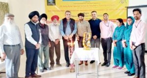 दीप प्रज्वलित कर समारोह की शुरुआत करते डा.अनुप कुमार एवं अन्य