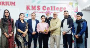 निकिता ठाकुर को सम्मानित करते हुएचौधरी कुमार सैनी, प्रिंसीपल शबनम, मानव सैनी, दिलबाग हुंदल, जसविंदर हुंदल व फैकल्टी सदस्य