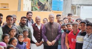 बच्चों को खेलों का दिया सामान