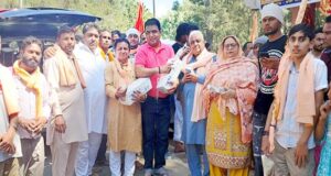 लायन गुरदीप सिंह कंग एवं परिवार ने बाबा बालक नाथ धाम के मेले में श्रद्धालुओं को पिलाया जूस