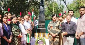 शहीद कमलजीत पोस्ट पर बने स्मारक पर शहीद भगत सिंह, राजगुरु, सुखदेव को श्रद्धासुमन अर्पित करते कमांडेंट मिश्रा, रविंद्र विक्की, ज्योति ठाकुर व अन्य।