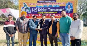 मुख्यातिथि प्रो.मनोज कपूर को सम्मनित करते हुए प्रधान सतप्रीत साबी, डा.रमन घई व अन्य