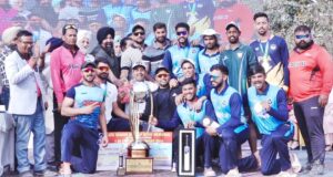 विजेता टीम के साथ सोमी कोहली, जेपी सिंह, रमन घई, सतप्रीत साबी, सोनू ठाकुर, कुलदीप धामी व अन्य