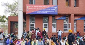 विधानसभा का घेराव करने पहुंचे कंप्यूटर टीचरों को चंडीगढ़ पुलिस ने लिया हिरासत में