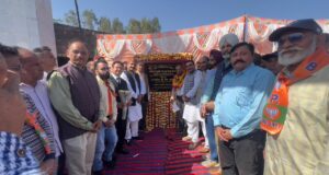 केंद्रीय राज्य मंत्री सोम प्रकाश मक्कोवाल मे 12 किलोमीटर लंबी सड़क का उद्घाटन करते हुए