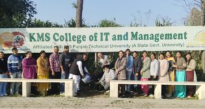 पौधे लगाते हुए प्रिंसीपल शबनम कौर, मानव सैनी, मनजीत बमरा, जोगिंदर पाल, राजेश कुमार, फैकल्टी सदस्य व विद्यार्थी