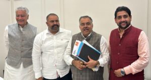 भाजपा के राष्ट्रीय महामंत्री तरुण चुघ से शिष्टाचार भेंट करते रिंकू व शीतल