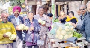 ਪ੍ਰੇਮ ਨਗਰ ਸੇਵਾ ਸੁਸਾਇਟੀ ਨੇ ਖੇੜਾ ਰੋਡ ’ਤੇ ਫਰੀ ਵੰਡੀਆਂ ਮੌਸਮੀ ਹਰੀਆਂ ਸਬਜ਼ੀਆਂ