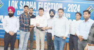 एसपीएन कॉलेज के स्वीप ब्रैंड अंबेस्डर रवित और शालु एडीसी द्वारा हुए सम्मानित