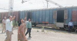 डिप्टी कमिश्नर ने टांडा रेल हैड व गोदाम का दौरा कर लिफ्टिंग मूवमेंट का किया निरीक्षण