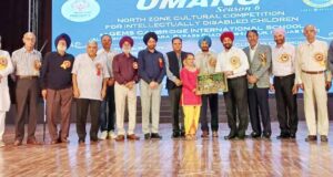 ਮੁੱਖ ਮਹਿਮਾਨ ਆਈਐੱਮਜੇਐੱਸ.ਸਿੱਧੂ ਦਾ ਸਵਾਗਤ ਕਰਦੀ ਬੱਚੀ, ਪ੍ਰਬੰਧਕ ਤੇ ਮਹਿਮਾਨ