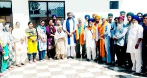 ਇੰਦਰਜੀਤ ਕੰਗ ਦਾ ਸਨਮਾਨ ਕਰਨ ਸਮੇਂ ਹਰਜਾਪ ਮੱਖਣ ਤੇ ਹੋਰ ਪਿੰਡ ਵਾਸੀ