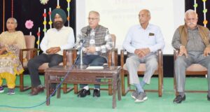 सर्वहितकारी में आयोजित कार्यशाला दौरान चर्चा करते हुए वक्ता व गाँव के प्रतिनिधि