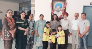 स्कूल के लिए पैसे दान करते हुए अमरजोत कौर धामी और उपस्थित स्टाफ सदस्य