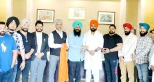 ਅਮਰਿੰਦਰ ਹੁਸੈਨਪੁਰ ਦਾ ਸਨਮਾਨ ਕਰਨ ਸਮੇਂ ਲਾਲੀ ਬਾਜਵਾ ਤੇ ਹੋਰ ਆਗੂ