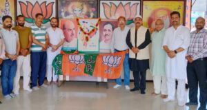 भाजपा का स्थापना दिवस मनाते जिलाध्यक्ष अजय कौशल व अन्य