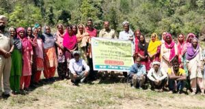 गांव बेडि़ंग में लखविंदर पाल भुंबली तथा अन्य जागरुकता अभियान में शामिल होते हुए