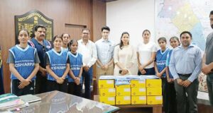 डिप्टी कमिश्नर ने बास्केटबाल खिलाडिय़ों को भेंट किए स्पोट्र्स शूज व प्लेइंग किट्स