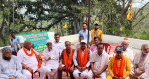 बातचीत करते जंगी लाल महाजन, अजय कौशल साथ में अन्य