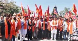 चेतना यात्रा के लिए रवाना होते समय विभिन्न संगठनों के सदस्य