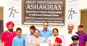 ਮੈਡਮ ਮਧੂਮੀਤ ਕੌਰ ਸਕੂਲ ਲਈ ਰਾਸ਼ੀ ਭੇਟ ਕਰਦੇ ਹੋਏ