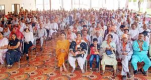 बूथ सम्मेलन में मंच पर मौजूद रघुनाथ राणा,सोम प्रकाश तथा वरिष्ठ भाजपा नेता