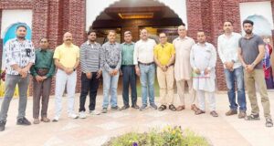 बैठक उपरान्त जानकारी देते प्रधान संजीव आनंद साथ में अन्य