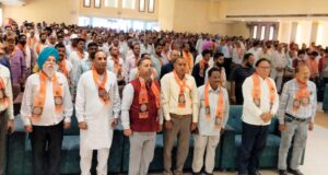 ज्योति प्रज्वलित करते राकेश राठौर, विधायक महाजन, सेठू साथ में अन्य