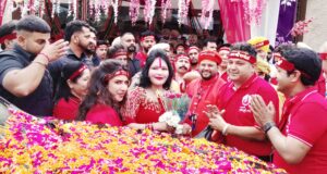 श्री राधे माँ का स्वागत करते तथा उपस्थित संगत