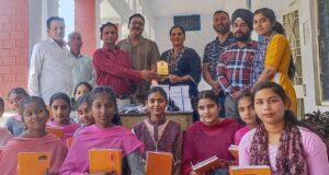 प्रवासी भारतीय सोनी बादलिया व रोजी बादलिया ने डीएवी सीनियर सेकेंडरी स्कूल के विद्यार्थियों को बांटी स्टेशनरी