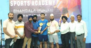 करवाए गए बैडमिंटन टूर्नामेंट के दौरान विजेताओं को पुरस्कार वितरित करते अतिथि एवं आयोजक