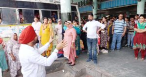 वोटरों को जागरुक करने का अनोठा प्रयास, बसों पर चढक़र डफली बजाकर किया वोटरों को जागरुक