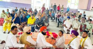 आप नेताओं ने गांव साहनी में बैठक कर डा. चब्बेवाल के पक्ष में मांगे वोट