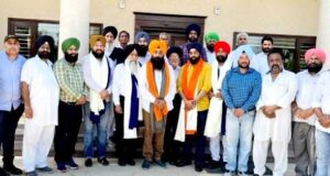 ਸਤਵਿੰਦਰ ਆਹਲੂਵਾਲੀਆ ਦਾ ਸਨਮਾਨ ਕਰਦੇ ਅਕਾਲੀ ਆਗੂ