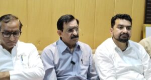 पत्रकार वार्ता दौरान अनिल सरीन,भाजपा जिलाध्यक्ष गौरव कक्कड़ व अन्य