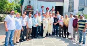 बैठक के बाद भाजपा के पूर्व सांसद अविनाश राय खन्ना से मोहाली में मुलाकात करते स्थानीय भाजपा नेता व अन्य गणमान्य व्यक्ति