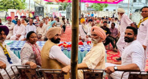 गांव रामपुर सुन्नड़ा में आयोजित चुनावी बैठक के दौरान मान व अन्य