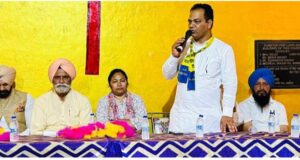 बैठक के दौरान मंच पर विराजमान विधानसभा हलका इंचार्ज मान, जितेन्द्र कुमार, ललित सकलानी, हरजी मान