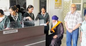 ਚੌਧਰੀ ਸੈਣੀ, ਡਾਕਟਰ ਮਿੱਤਲ, ਨਿਹੰਗ ਨਾਹਰ ਸਿੰਘ ਅਤੇ ਰੂਚੀ ਅੱਖਾਂ ਦੇ ਹਸਪਤਾਲ ਦਾ ਸਟਾਫ਼।