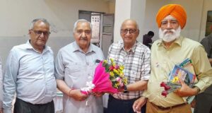 प्रोफेसर ककड को फूलों का गुलदस्ता भेंट करते हुए कर्नल जोगिंदर शर्मा, चौधरी सैनी और डॉ.हुंदल