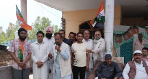 गांव लमीन में लोगों को सम्बोधित करते हुए केन्द्रीय राज्य मंत्री सोम प्रकाश व अन्य