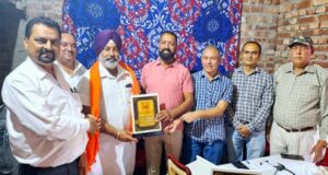 कैम्प दौरान मुख्य मेहमान का सम्मान करते अमीर चंद शर्मा व अन्य