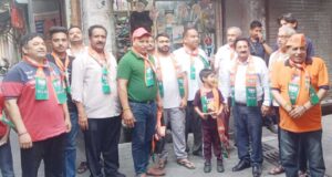 घर-घर चुनाव प्रचार करते विधायक जंगी लाल महाजन साथ में अन्य