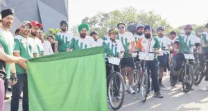 जागरूकता रैली को हरी झंडी दिखाकर रवाना करते हुए उपायुक्त कोमल मित्तल