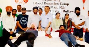 कैंप के दौरान रक्तदान करते दानदाता एव साथ में क्लब सदस्य एव अतिथि