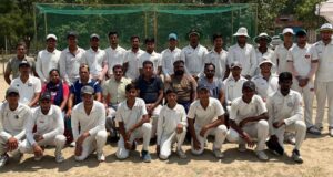 विजेता टीम के साथ एचडीसीए के साथ डा.दलजीत खेला, सचिव रमन घई, कुलदीप धामी, दलजीत, धिमान व अन्य