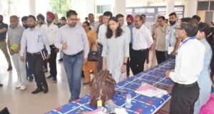 डिप्टी कमिश्नर कोमल मित्तल रयात बाहरा ग्रुप ऑफ इंस्टीट्यूट्स में मतदान कर्मचारियों की रिहर्सल की समीक्षा करते हुए