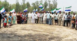 ਮੀਟਿੰਗ ਵਿਚ ਭਾਗ ਲੈਂਦੇ ਕਿਸਾਨ ਮਜ਼ਦੂਰ ਸੰਘਰਸ਼ ਕਮੇਟੀ ਦੇ ਜ਼ਿਲਾ ਪ੍ਰਧਾਨ ਪਰਮਜੀਤ ਭੁੱਲਾ ਅਤੇ ਮੈਂਬਰ