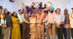 सेवानिवृत एसडीओ नरेश त्रिपाठी व उनकी पत्नी परवेश कुमारी को सम्मानित करते हुए कर्नल सागर सलारिया, रविंद्र विक्की व अन्य